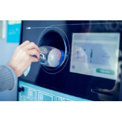 Henkel’s Aquence PS 3682 facilitates the clean removal of labels from PET bottles © Henkel/Shutterstock/The image may only be used with and within the context of the article