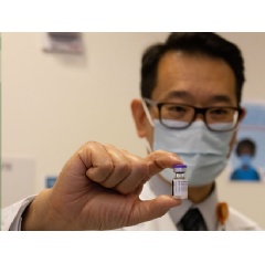Kaiser Permanente Los Angeles Medical Center’s inpatient pharmacy director, David Cheng, PharmD, holds the vial of the first COVID-19 vaccine given in California.