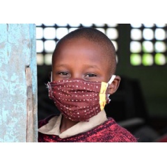 © UNICEF/UNI372446/Dejong
A boy wearing a mask to protect himself against COVID-19, in Youpougon, a suburban of Abidjan, in the South of Côte d’Ivoire.