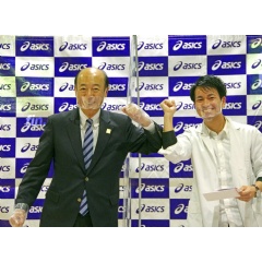 Japan HealthCare won the Grand Prize in the ASICS Accelerator Program.
Left:ASICS President & COO Yasuhito Hirota
Right:Japan HealthCare Representative Director & Medical Doctor Daichi Okabe