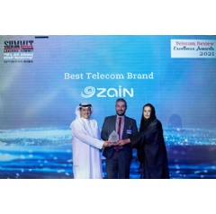 Waleed Al Khashti, Zain Kuwait Chief Communications Officer (L) and Ms Eman Al Saidi from Zain KSA Corporate Comms GM (R) accept the Best Brand award
