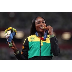 Elaine Thompson-Herah receives her Olympic 200m gold medal in Tokyo (� Getty Images)