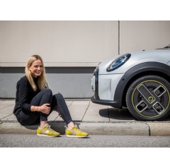 MINI Cooper SE (combined power consumption: 17.6 - 15.2 kWh/100 km according to WLTP, 16.9 - 14.9 kWh/100 km according to NEDC)