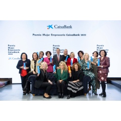 Gonzalo Gortazar, CaixaBank CEO, with the awardees of the �Women in Business Awards� 2022.