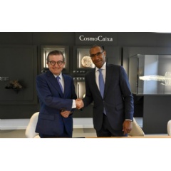 Juan Ramón Fuertes, deputy general manager of the ”la Caixa” Foundation, and Sean Decatur, President of the American Museum of Natural History.© David Campos. ”la Caixa” Foundation