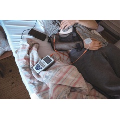 A patient undergoes an electrical stimulation procedure under the care of MSF physiotherapist Oleksii Taranenko. | Ukraine 2024 © Anhelina Shchors/MSF