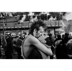 David Hoffman, Nidge & Laurence Kissing 1990 © David Hoffman