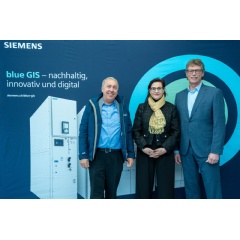 Andy Kollegger, CEO of EWD Elektrizitätswerk Davos AG, Valérie Favre-Accola, Governor of Davos, Matthias Rebellius, Member of the Managing Board of Siemens AG and CEO Siemens Smart Infrastructure (from left to right).
