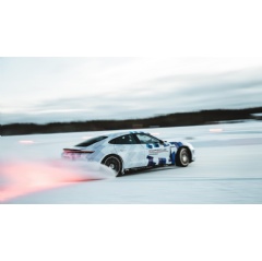 Taycan GTS, Guinness World Records, Lapland, 2025, Porsche AG
Taycan GTS (2024): Electric power consumption* combined (WLTP) 20.7 � 18.1 kWh/100 km, CO₂ emissions* combined (WLTP) 0 g/km, CO₂ class A