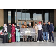 Photo caption: The first batch of Umrah 1,000 Asnaf beneficiaries with Executive Chairman of Capital A Berhad, Datuk Kamarudin Meranun, Chief Executive Officer of ikhlas.com, Ikhlas Kamarudin and Commercial Advisor of ikhlas.com, Datuk Rosyam Nor.