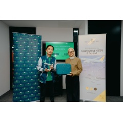 Image caption: (From left) Yeoh Sai Ho, Head of Flights at AirAsia MOVE and Noor Hidayah Abdullah, Sales & Marketing Manager, West Malaysia of Royal Brunei Airlines, in the partnership signing ceremony took place in Kuala Lumpur.