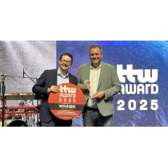 f.l.: Phillip Bnders (editor-in-chief of Truck & Trailer Welt) and Ralph Kleideiter (CSO of Schmitz Cargobull) at the award ceremony in Karlsruhe