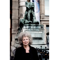 Portrait de Marlene Dumas devant la porte des Lions au musée du Louvre. 2025 © Anton Corbijn