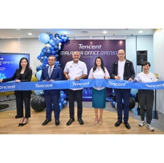 Minister of Digital, Malaysia, Gobind Singh Deo; and CEO of Malaysia Digital Economy Corporation (MDEC), Anuar Fariz Fadzil; together with the Tencent APAC Management Committee at the Tencent Malaysia Office Opening Ceremony.