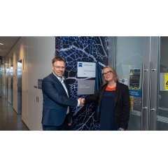 Dr Ren� Hessling, Head of ZEISS Australia and New Zealand, and Prof Kelly Rogers OAM, WEHI division head and manager of the Centre for Dynamic Imaging, open the new space.
