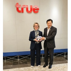 Khun Suphachai Chearavanont, owner of Arise and Benedicte Schilbred Fasmer, CEO Telenor Group