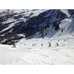 Skiers enjoying the sunshine on the slopes of the Italian Alps (c) Pexels / Goran Svensson