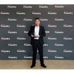 Eric Zhao, Vice President and Chief Marketing Officer of Wireless Solution, Huawei, receiving the award