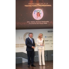 Esther Alcocer Koplowitz, chairwoman of the FCC Group, received the award from Pedro Fernández Alén, chairman of the CNC.