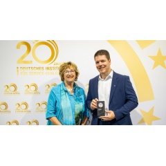 Left to right: Brigitte Zypries, former Federal Minister of Justice and Federal Minister of Economics with Thomas Wissing de Freitas, Sustainability Manager at Schmitz Cargobull at the award ceremony in Berlin. Photos: Thomas Ecke / DISQ / DUP / ntv