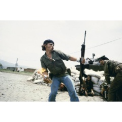 Susan Meiselas, Sandinistas at the walls of the Esteli National Guard headquarters, Esteli, Nicaragua, 1979