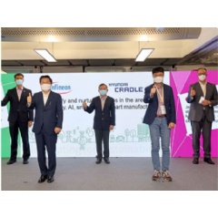 (Front row, from left to right) Lee Seung Soo, Vice President and Managing Director, Infineon Technologies Korea, Hwang