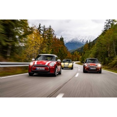 MINI Cooper 3-door (Fuel consumption combined in l/100km: 5.5-5.3 (5.2-4.9) (NEDC); 6.1-5.5 (6.1-5.5) (WLTP) / CO˛ emissions combined in g/km: 127-120 (119-112) (NEDC); 138-124 (138-124) (WLTP)). (See complete caption below)