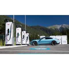 Taycan 4S, Ionity fast-charging network, 2021, Porsche AG
Taycan 4S: Electric power consumption* combined (WLTP) 26.0 – 21.0 kWh/100 km, CO₂ emissions combined (WLTP) 0 g/km, (See complete caption below)