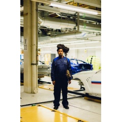 BMW Art Journey: Julien Creuzet, production of his artwork “blue green sea bruise on the horizon” at the BMW Group plant in Dingolfing (Germany), 2022. Photo: Daniel Nguyen. (08/2022)