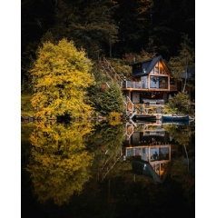 20 Cozy Canadian Cottages for Fall
The Water’s Edge, Utterson, Ontario