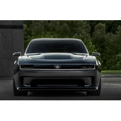 The Dodge Charger Daytona SRT Concept combines modern looks with a long, wide and confident road presence. The front grille stands out with cross-car illuminated lighting centered by a white illuminated Fratzog badge.