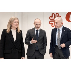 /Inditex’s CEO, Óscar García Maceiras, and the president of Caritas in Spain, Manuel Bretón Romero, officially extended the two organisations’ collaboration until 2025 this morning in Madrid