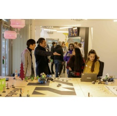 Student in the computer room: In open learning spaces, students are in constant exchange and work on the projects with the help of peer learning.

Volkswagen AG