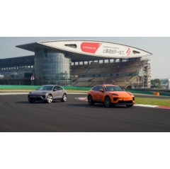 Macan 4 Electric, Shanghai International Circuit, China, 2024, Porsche AG.
Macan 4 Electric: Electric power consumption* combined (WLTP) 21.1 – 17.9 kWh/100 km, CO₂ emissions* combined (WLTP) 0 g/km, CO₂ class A