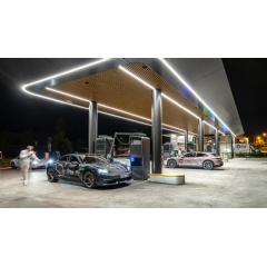 Taycan 1,111 km challenge, 2024, Porsche AG
Taycan 4S Cross Turismo (2024): Electric power consumption* combined (WLTP) 22.0 – 18.8 kWh/100 km, CO₂ emissions* combined (WLTP) 0 g/km, CO₂ class A