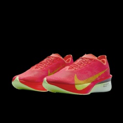 The Nike Vaporfly 4 is the lightest model in the franchise’s storied history, using new athlete insights and Nike’s unparalleled standard of precise design to level up the versatile silhouette that started the super shoe revolution eight years ago.