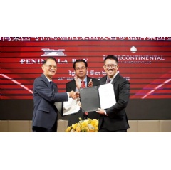 Image of signing with (LEFT) Eddie Chua, General Manager of Peninsula Bay, (CENTRE) H.E. Mang Sineth, Governor of Sihanoukville province, and (RIGHT) Bryan Chan, Vice President, Development, South East Asia & Korea.