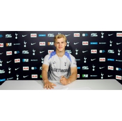 Lucas Bergvall signs his new contract