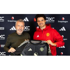 Jason Wilcox and Senne Lammens pose with the United goalkeeping shirt.