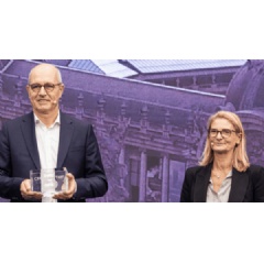 Christophe Prillat receives the CEO of the Year award from Isabelle Fraine, Managing Director of Google Cloud France.