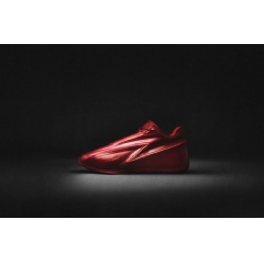 The Nike KD19 features an innovative, multilayered cushioning system and exterior TPU dagger that calls to mind Kevin Durant�s �Slim Reaper� persona.