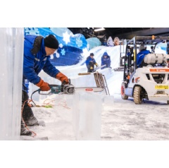 Artisan sculpting, ice!, an Immersive Christmas Experience. Credit: Marriott International