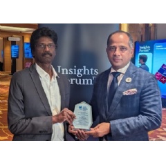 Asian Digital Finance Forum and Awards Convener Rajkumar Kanagasingam (left) presents the award to Sopnendu Mohanty, during the GFTN Insights Forum held in conjunction with the Singapore FinTech Festival 2025 at Marina Bay Sands.